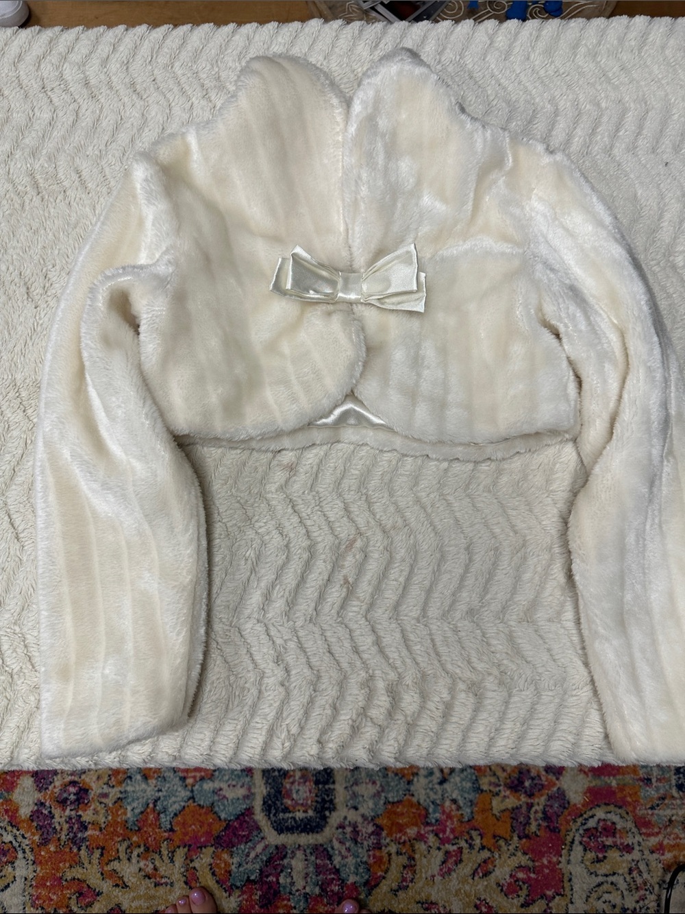 Gymboree Girl’s faux fur white cropped jacket w/ bow M
